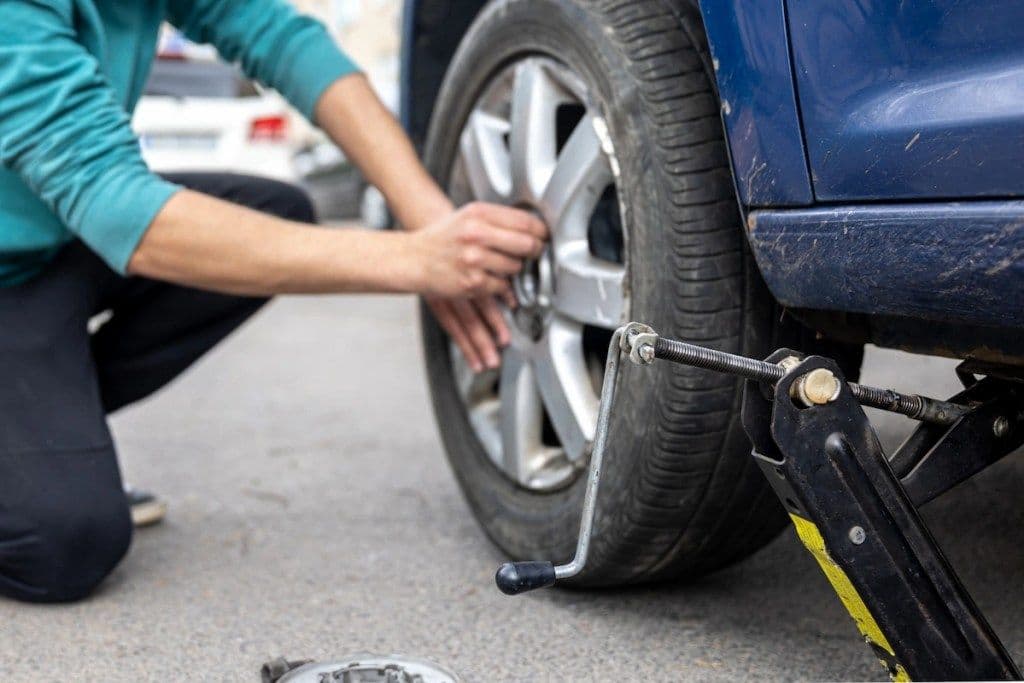 Cara Ganti Ban Mobil: Panduan Lengkap dan Peralatannya